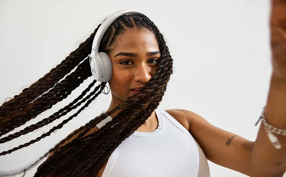JBL Tune 680NC baltos ausinės ant ausų