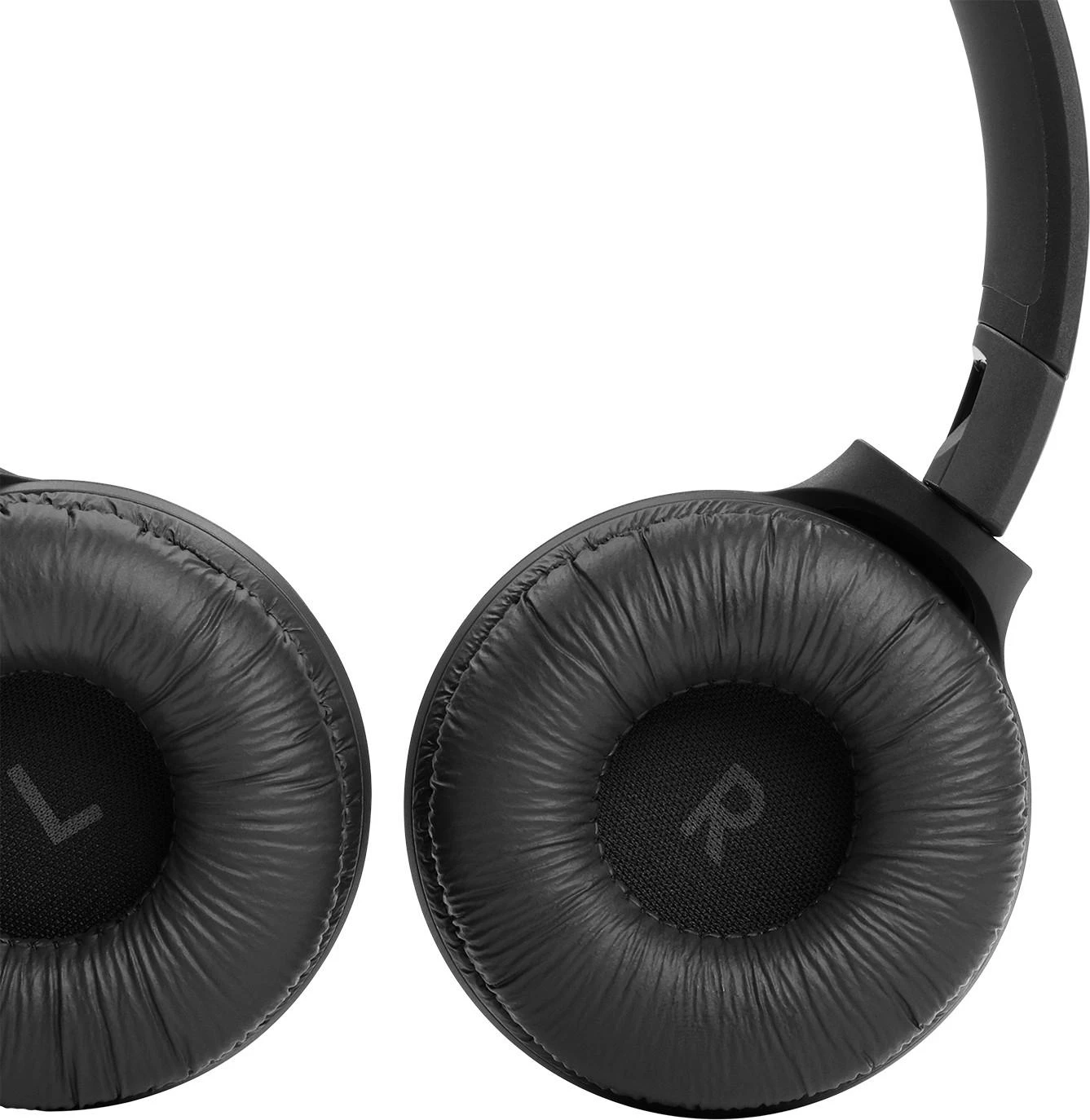 JBL Tune 510BT ausinių vidinė pusė su L ir R žymomis