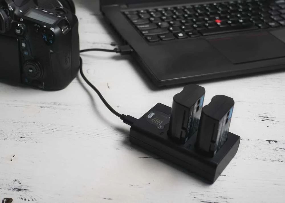 Dviejų kanalų įkroviklis Newell DL-USB-C skirtas NP-FW50 baterijai
