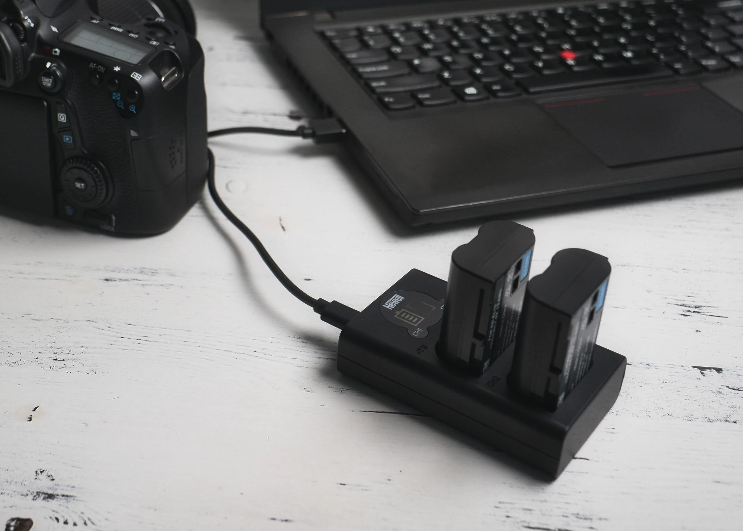 Dviejų kanalų įkroviklis Newell DL-USB-C skirtas NP-FW50 baterijai