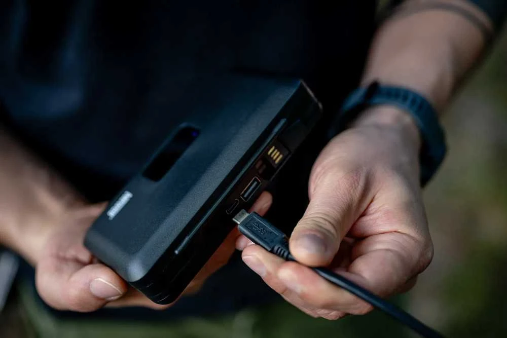 Newell LCD dviejų kanalų įkroviklis su maitinimo bloku ir SD kortelių skaitytuvu NP-FZ100 akumuliatoriams, skirtas Sony