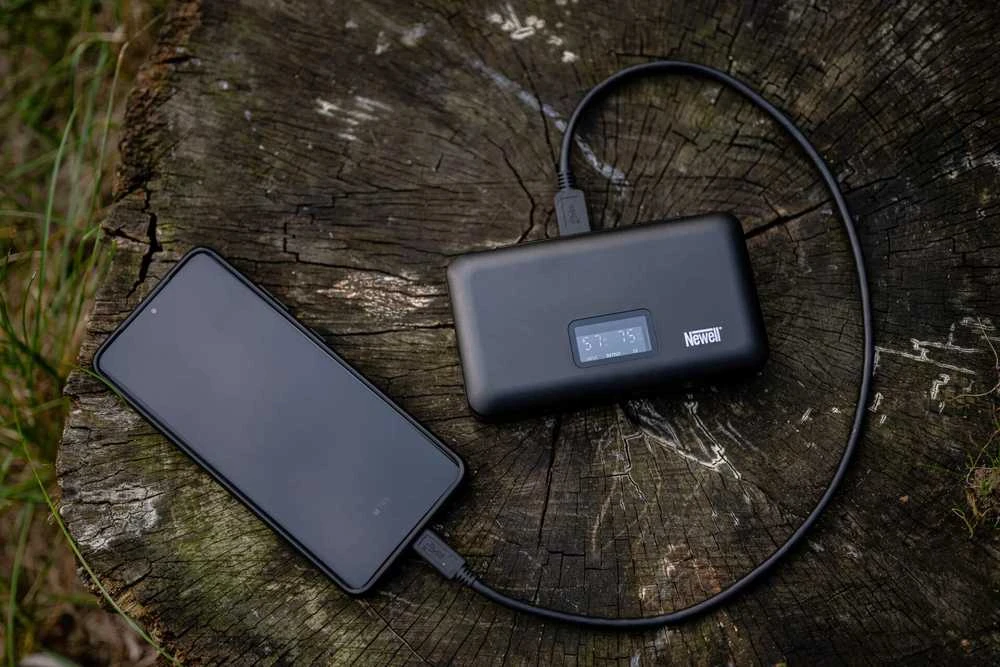 Newell LCD dviejų kanalų įkroviklis su maitinimo bloku ir SD kortelių skaitytuvu NP-FZ100 akumuliatoriams, skirtas Sony