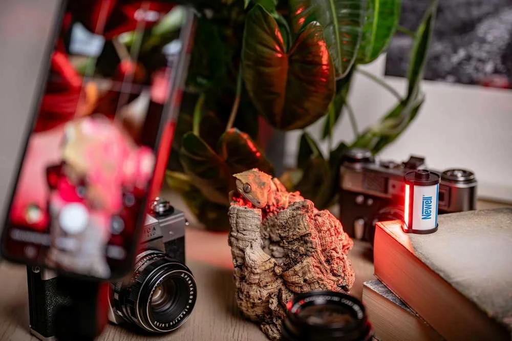 Apšvietimo priedas - Newell RGB MiniReels LED lempa (300 mAh, USB-C, magnetinis tvirtinimas)