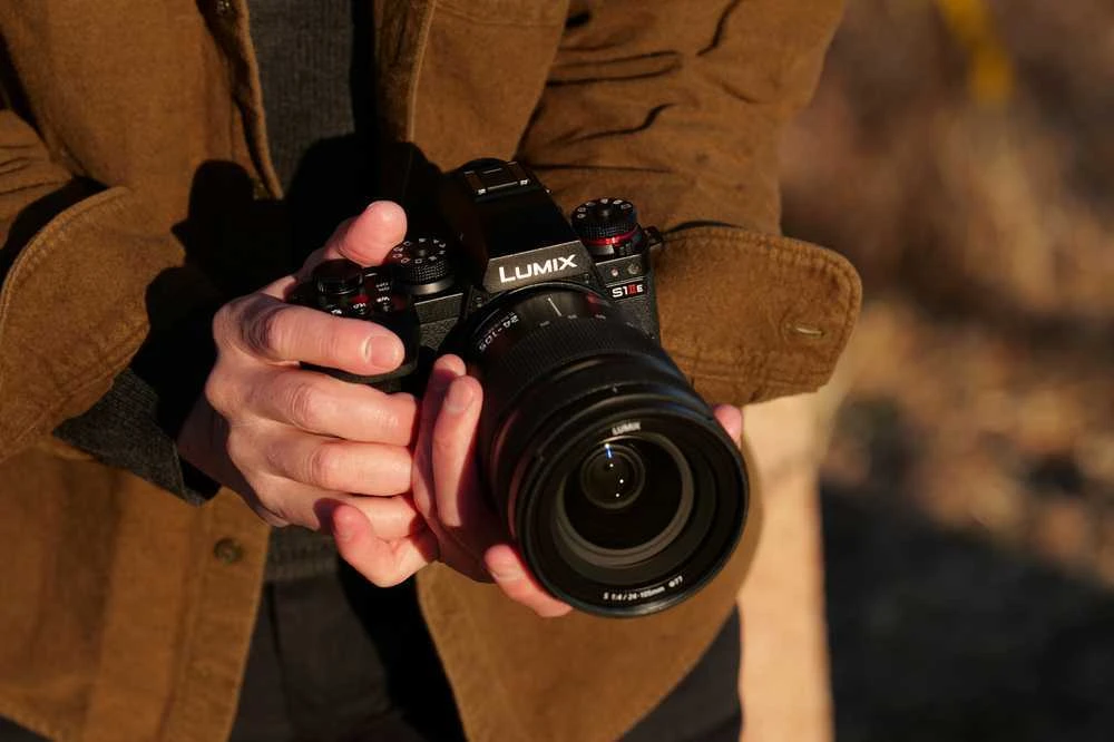 „Panasonic“ „Lumix S1 II E“ (S1 IIE) + „LUMIX S 24–105 mm F4“ (S-R24105) (DC-S1M2E)