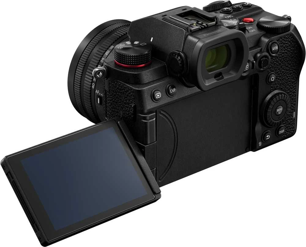 Panasonic Lumix S5D + 18-40mm