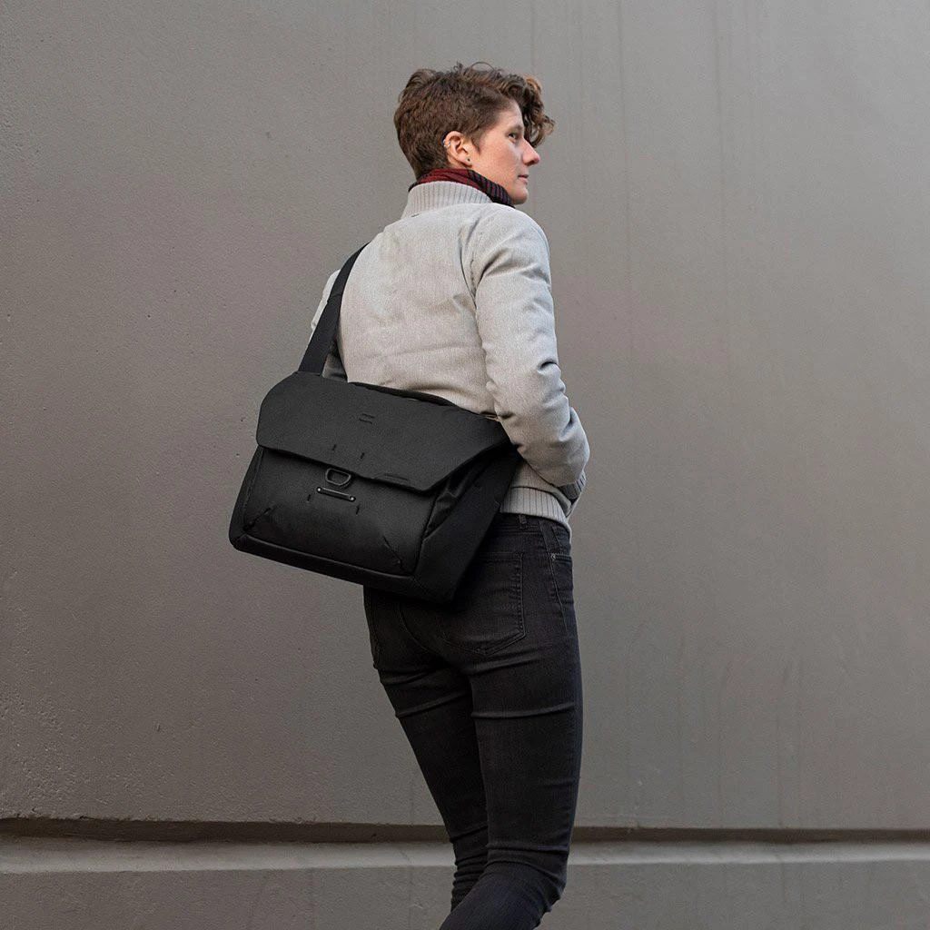 Peak Design rankinė per petį Everyday Messenger V2 13L, juoda