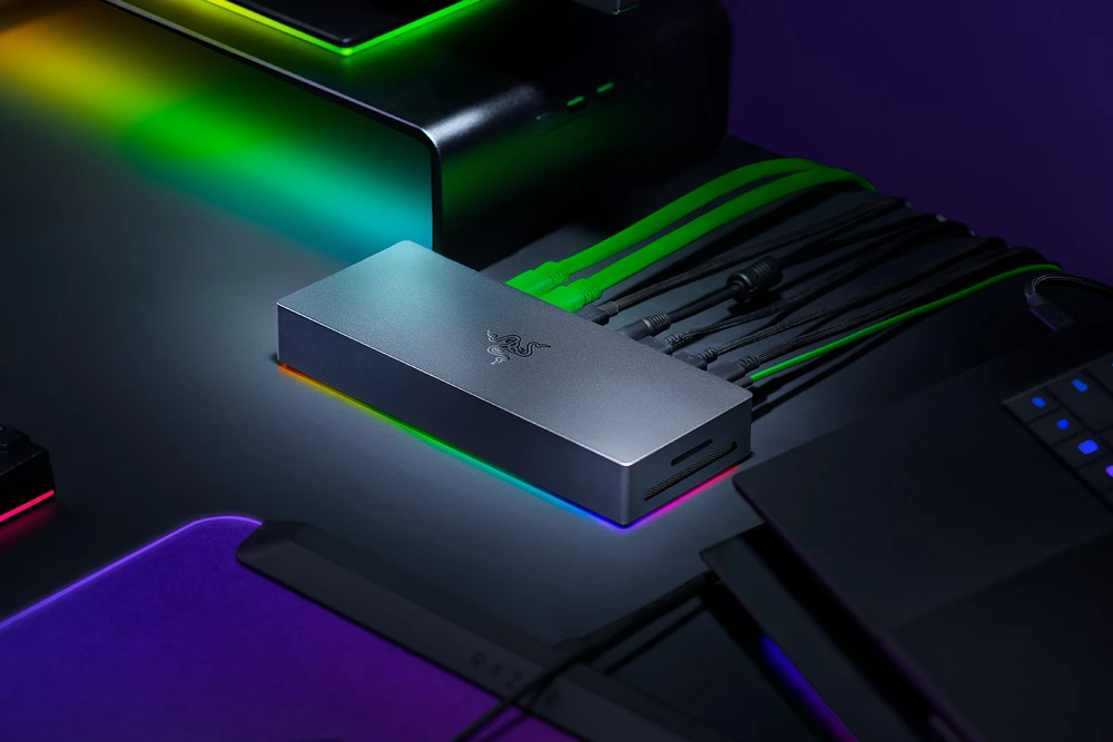 „Razer“ darbalaukio RGB dokas keliems įrenginiams ir ekranams | „Thunderbolt 5“ dokas