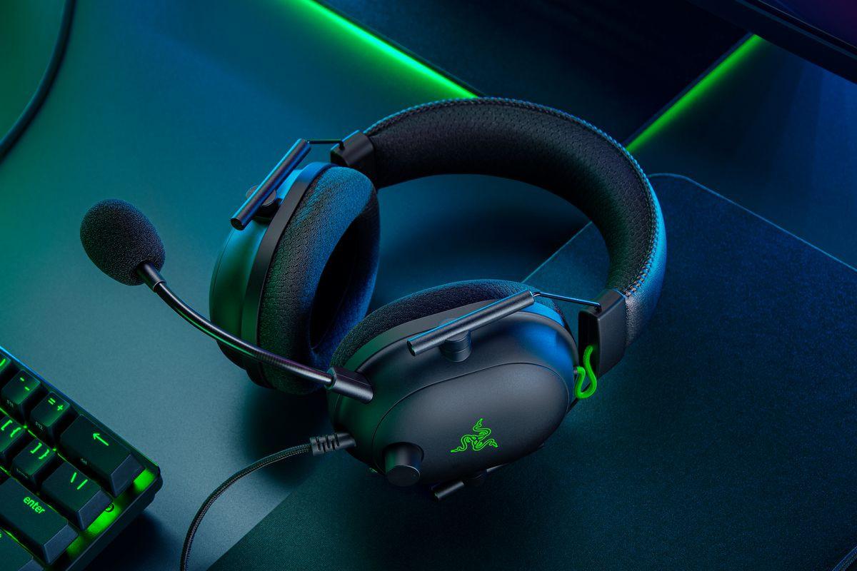 Esports THX Spatial Audio Žaidimų Ausinės Razer BlackShark V2 + USB garso plokštė, Juodos