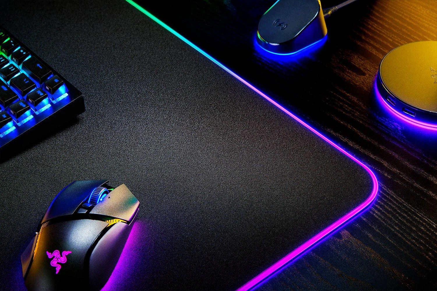 Razer | Strider Chroma Pelės kilimėlis | Pelės kilimėlis | 900 x 370 x 4 mm | Juodas