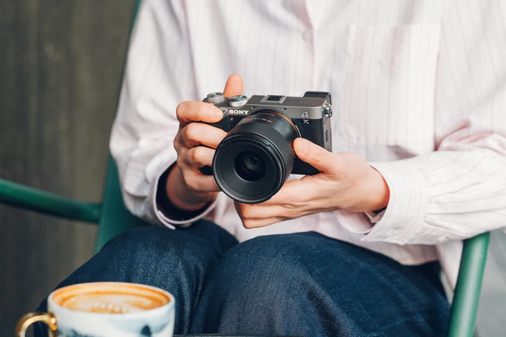 „Sony FE Samyang Samyang AF 35mm f/1.8 P“ objektyvas (viso kadro ir APS-C)