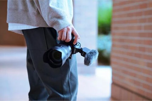 Sony | Kompaktiškas fotoaparato tvirtinimo skaitmeninis šautuvo mikrofonas | ECM-B10 | Trys paėmimo režimai: daugiakryptis, vienakryptis ir apskritas; Paprastas perjungimas; Skaitmeninis signalų apdorojimas; Labai efektyvus triukšmo mažinimo filtras; Skaitmeninis garso perdavimas
