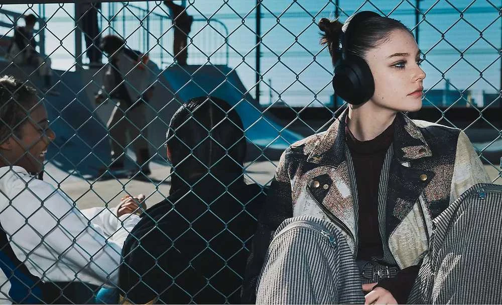 Sony WH-ULT900NB juodos ausinės lauko aplinkoje