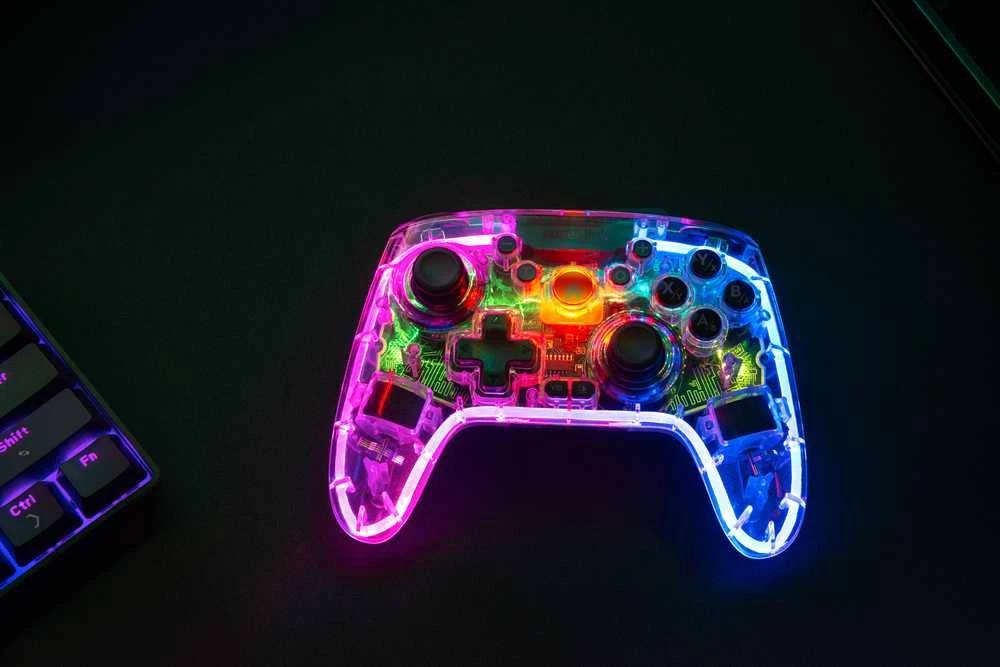 „Speedlink RAIT NX RGB“ belaidis/laidinis žaidimų pultas, skirtas asmeniniams kompiuteriams, „Android“ ir „Switch OLED“ bei „Lite“ įrenginiams, skaidrus ir skaidrus.