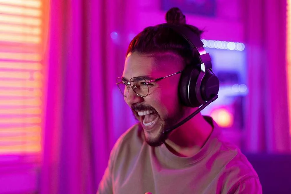 Turtle Beach Stealth Pro ausinės su mikrofonu šviečiančioje aplinkoje