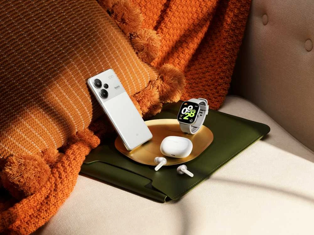 Redmi Buds 5 Pro su išmaniaisiais įrenginiais