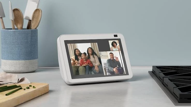 Amazon „Echo Show 8“ (3 kartos) Ledynų balta