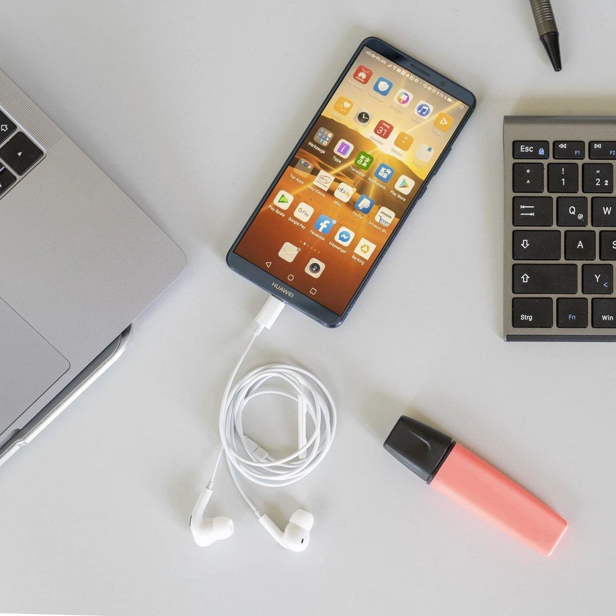 Baltos USB-C ausinės Melody Digital prijungtos prie telefono