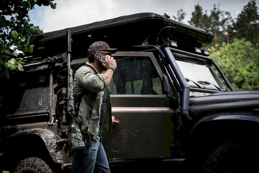 Tactical MagForce Hyperstealth 2.0 dėklas telefonui Apple iPhone 13 juodos ir geltonos spalvos