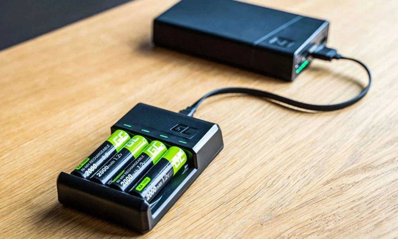 Duracell Žalias Cell VitalCharger USB-C įkroviklis AAA/AA baterijoms / komplekte 4x HR03 800mAh