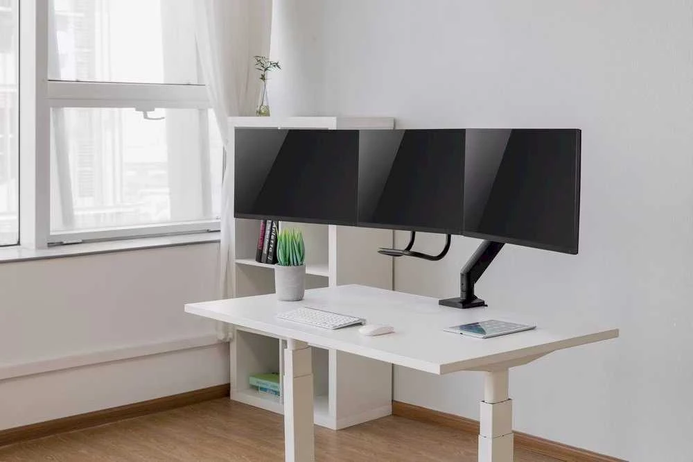 Laikiklis GEMBIRD Ant stalo tvirtinama reguliuojama monitoriaus rankena 3 monitoriams (Pažeista pakuotė)