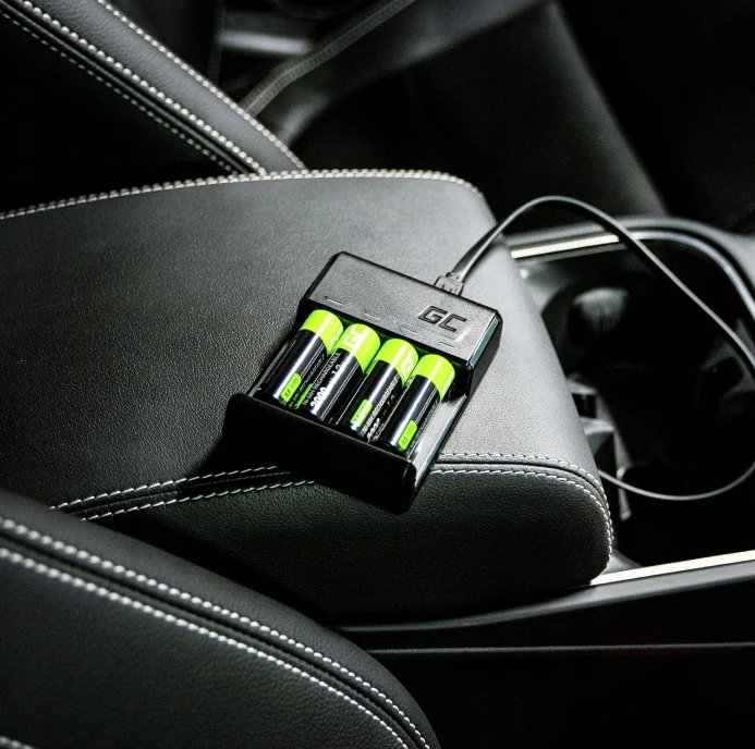 Green Cell įkroviklis su baterijomis automobilyje