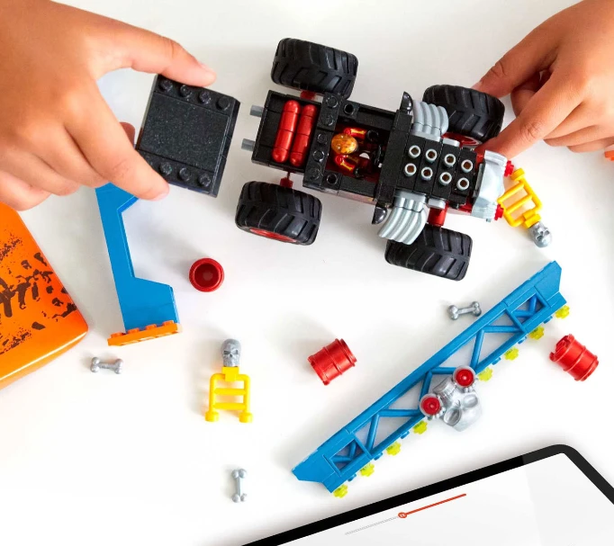Mattel Hot Wheels Monster truck kaskadininkų kaladėlės 151ele automobilis + rampa ZA5996
