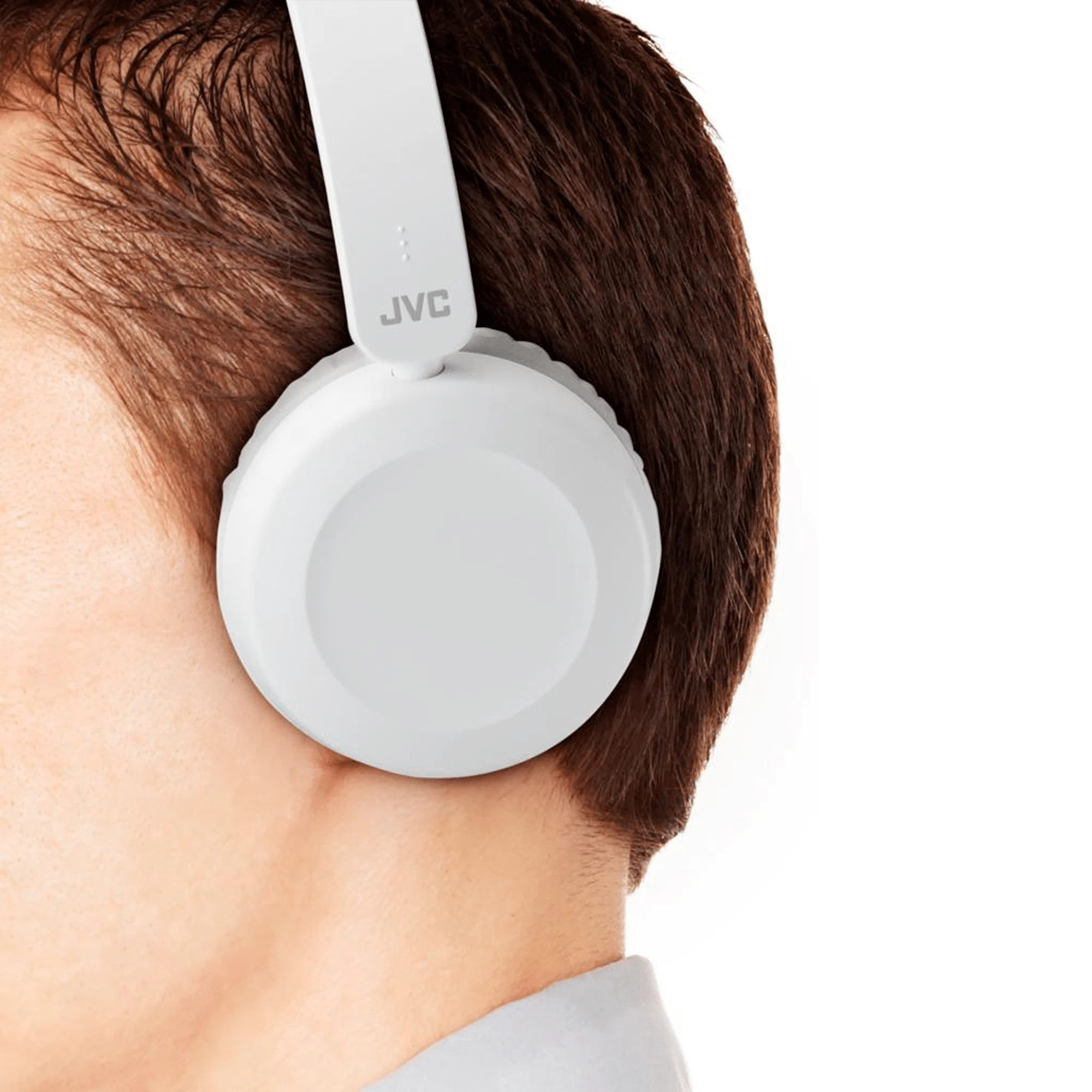 Baltos JVC on-ear ausinės ant vartotojo galvos