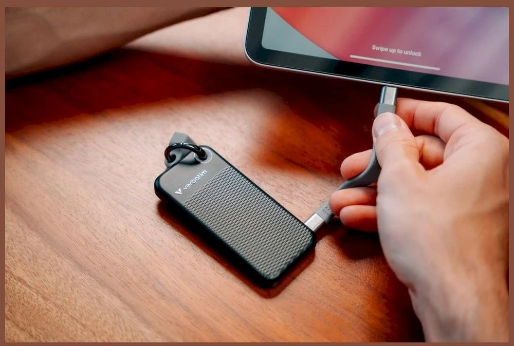 Kietasis diskas „Verbatim Pocket SSD 512GB“ išorinis diskas – raktų pakabutis su USB-C 3.2 gen.2 kabeliu, juoda-pilka 32282