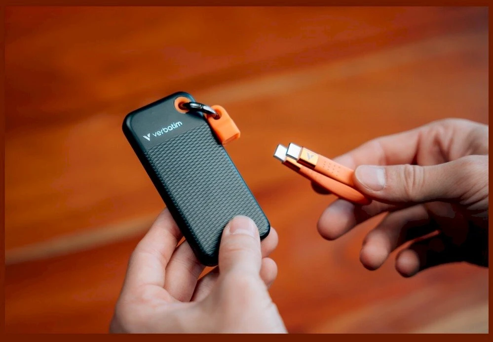 Kietasis diskas Verbatim Pocket SSD 512GB išorinis diskas - Pakabutis raktams su USB-C 3.2 gen.2 laidu juoda-oranžinė 32285