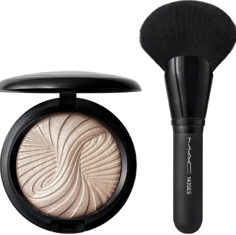 „Trick Of The Light Extra Dimension Skinfinish“ rinkinys MAC makiažui: tekstilinė makiažo dėžutė, bordo spalvos + MAC Multi Face 143S + „Extra Dimension Skinfinish“ paryškinimo pudra, magnetinis patrauklumas, 9 g