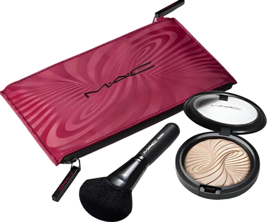 „Trick Of The Light Extra Dimension Skinfinish“ rinkinys MAC makiažui: tekstilinė makiažo dėžutė, bordo spalvos + MAC Multi Face 143S + „Extra Dimension Skinfinish“ paryškinimo pudra, magnetinis patrauklumas, 9 g