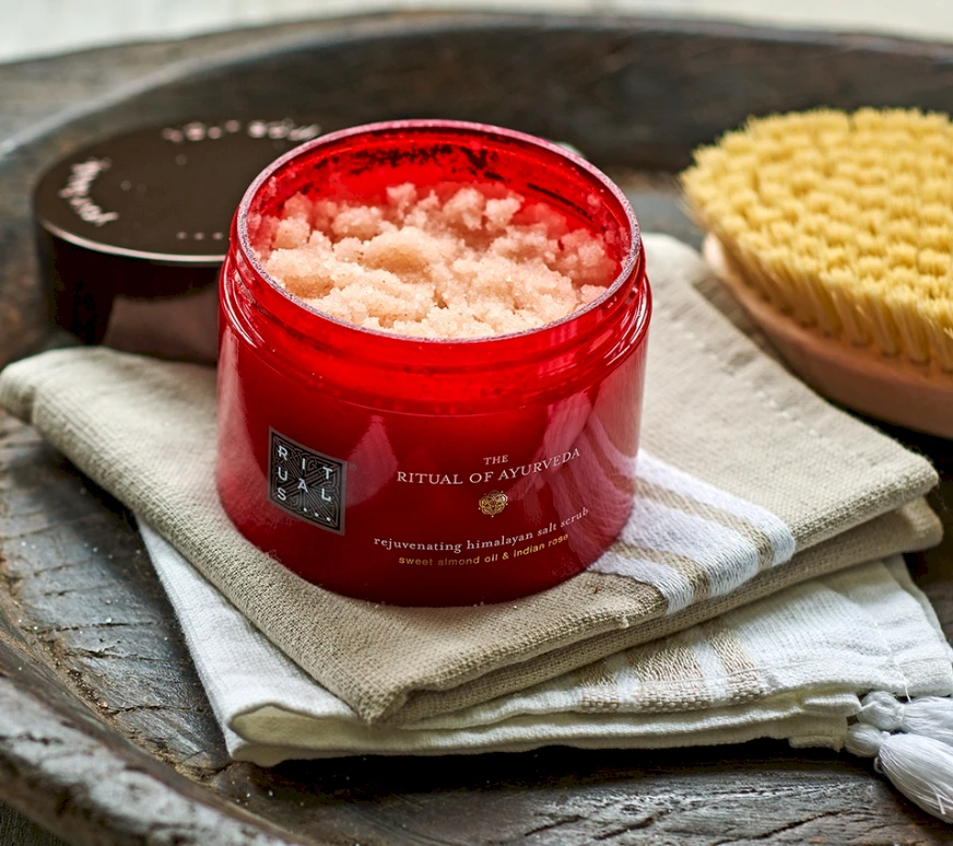 Rituals The Ritual Of Ayurveda Body Scrub druskos kūno šveitiklis, 300 g
