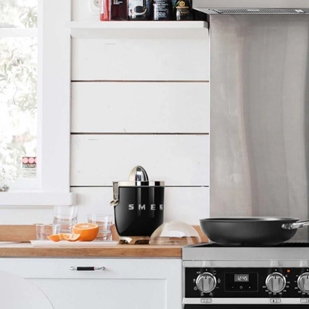 Smeg Citrusinių vaisių sulčiaspaudė CJF11BLEU, blizgi juoda