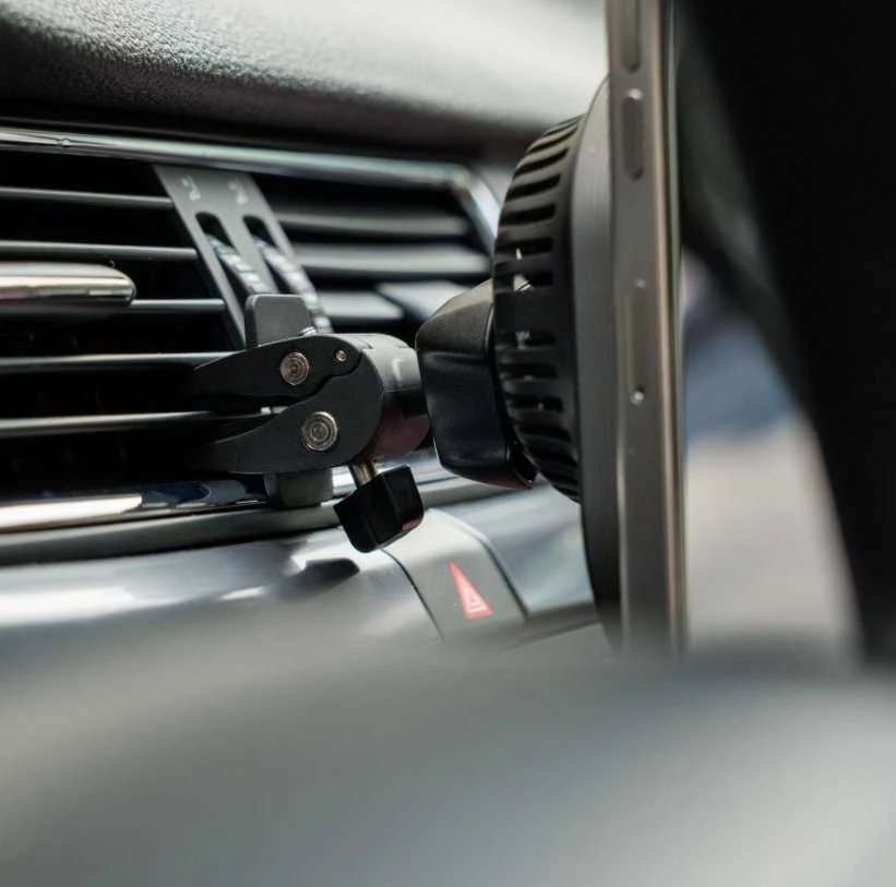 „Swissten“ magnetinis automobilinis laikiklis „MagRide“ su belaidžiu įkrovikliu „Qi2 15W“ (suderinamas su „MagSafe“)