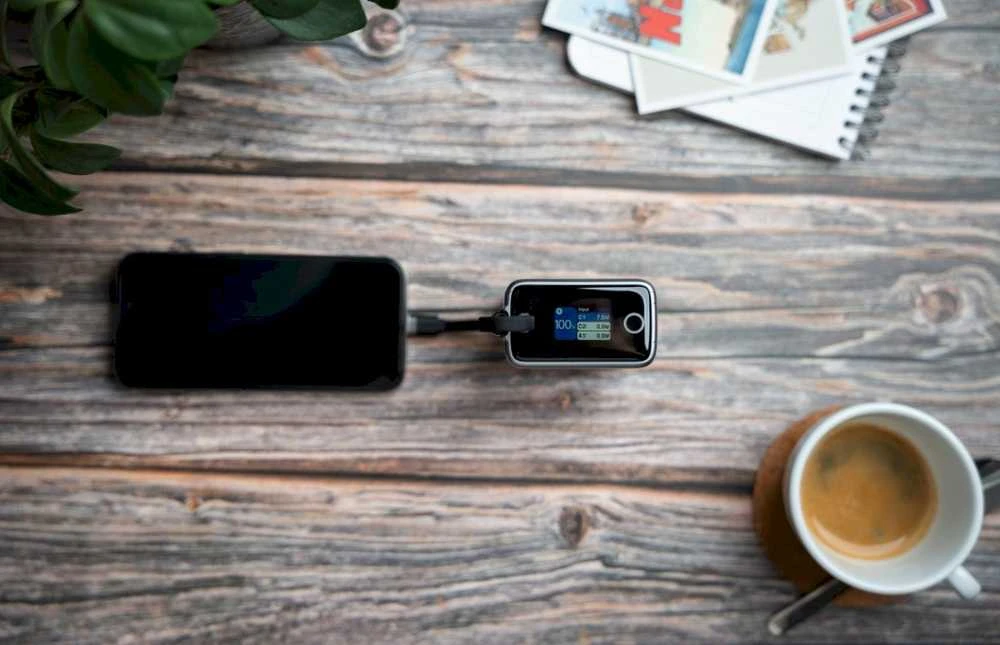 „Swissten“ išorinė baterija 25000 mAh (96,25 Wh) 100 W su integruotu USB-C laidu
