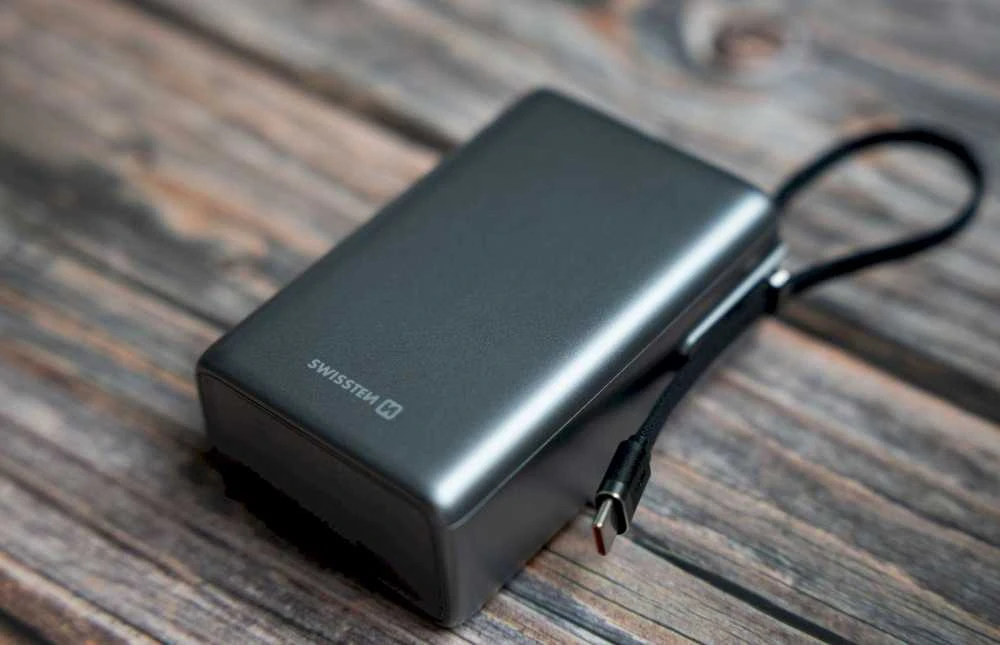„Swissten“ išorinė baterija 25000 mAh (96,25 Wh) 100 W su integruotu USB-C laidu
