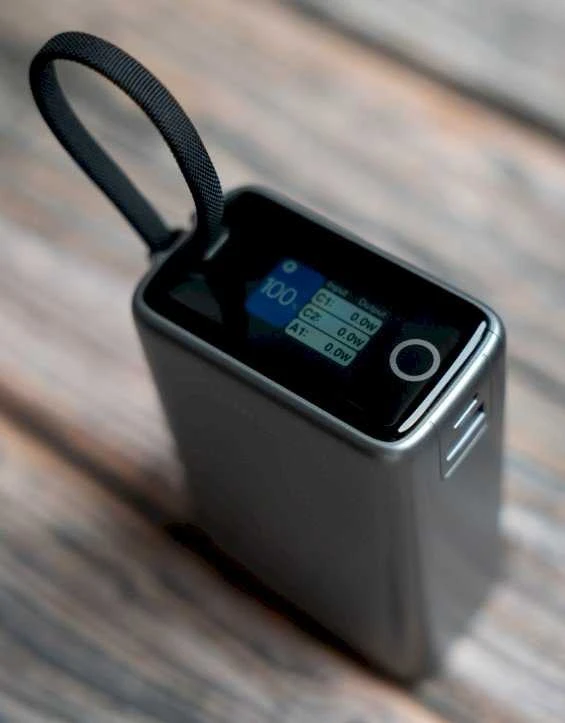 „Swissten“ išorinė baterija 25000 mAh (96,25 Wh) 100 W su integruotu USB-C laidu