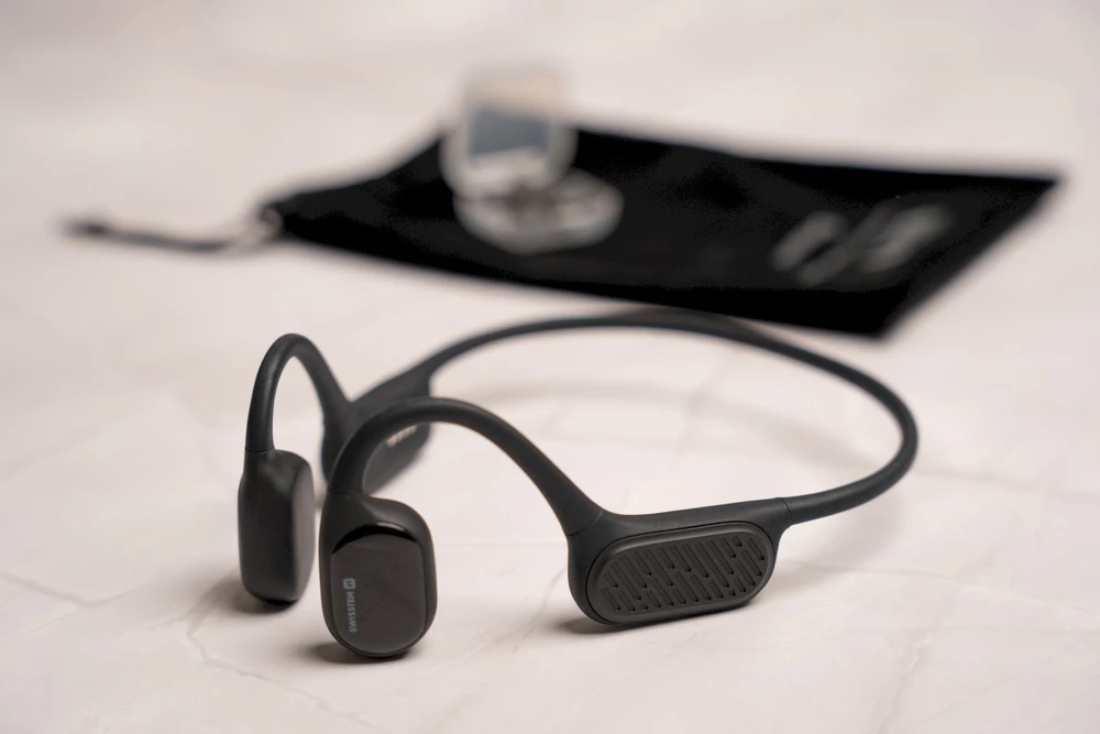 Swissten Kaulinio laidumo Bluetooth plaukimo ausinės (8GB)