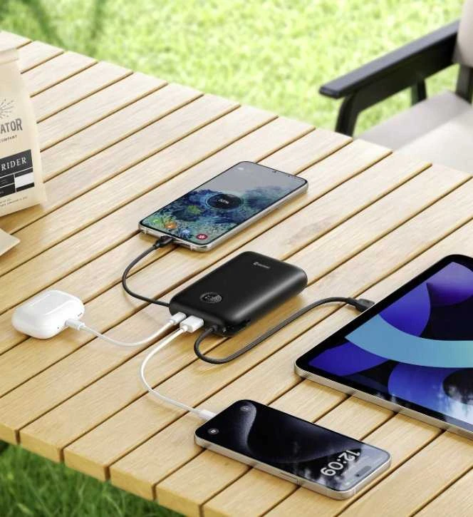 „Swissten Voltbox“ 35 W išorinė baterija (30000 mAh) su integruotais USB-C ir „Lightning“ laidais