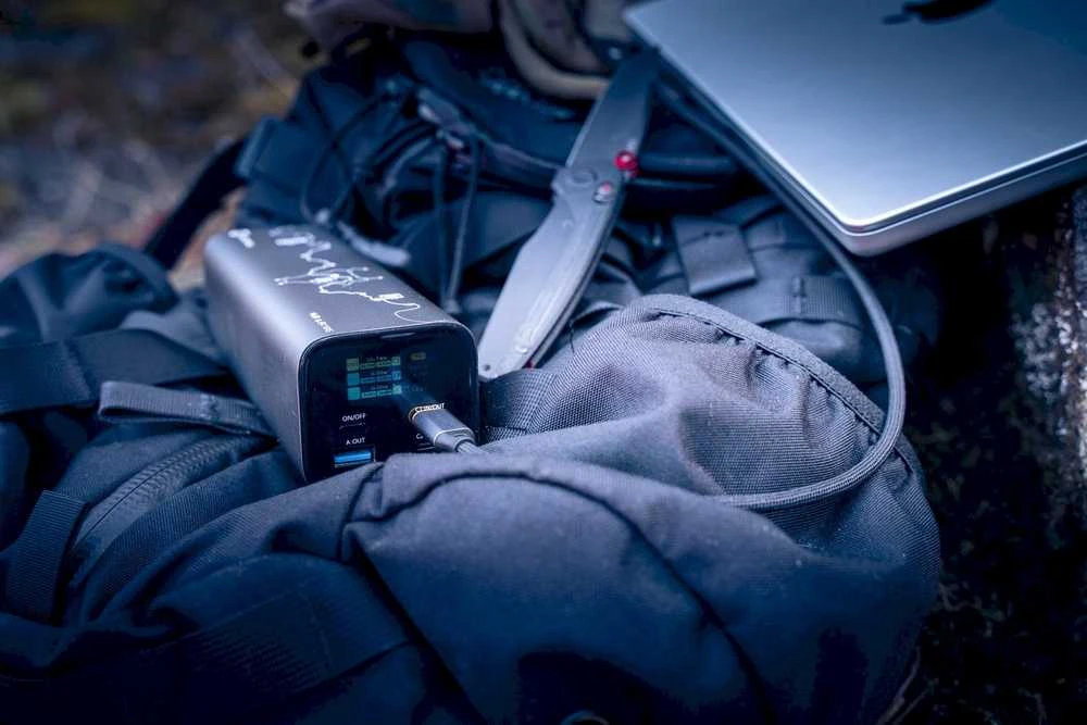 Tactical Squad Headquarters 65W 27000 mAh – aukštos galios powerbank: 65W USB‑C, 2× USB‑C + USB‑A, TFT ekranas, aliuminio korpusas ir ekologiška pakuotė.
