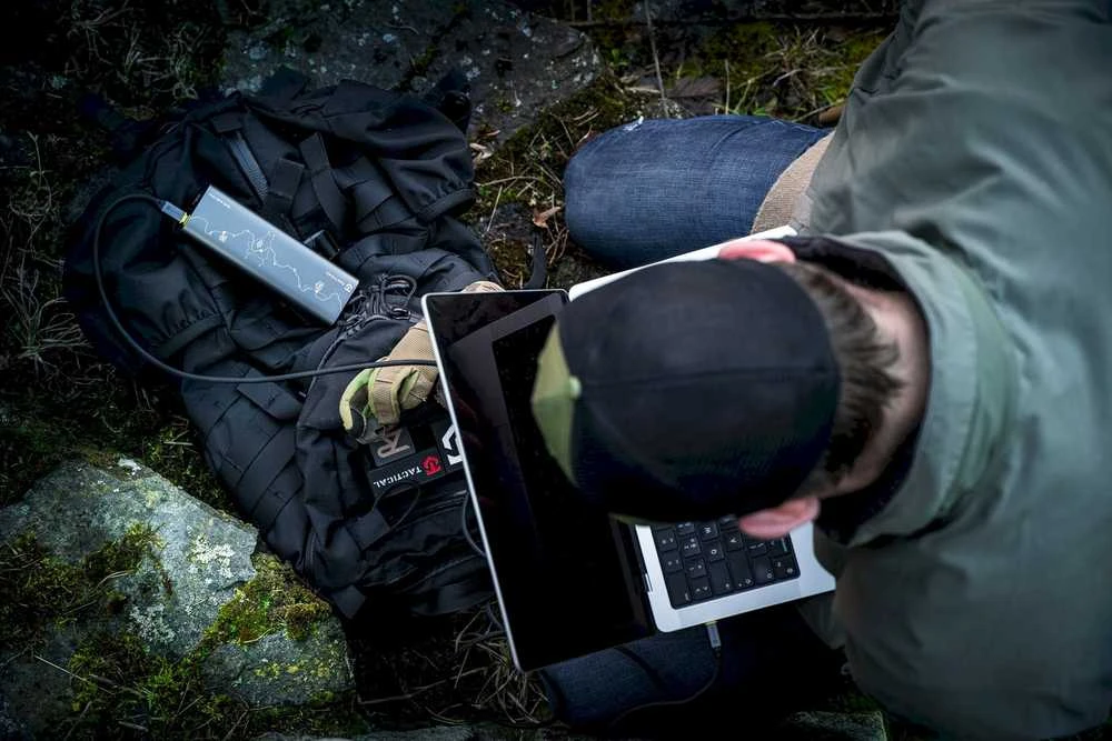 Tactical Squad Headquarters 65W 27000 mAh – aukštos galios powerbank: 65W USB‑C, 2× USB‑C + USB‑A, TFT ekranas, aliuminio korpusas ir ekologiška pakuotė.