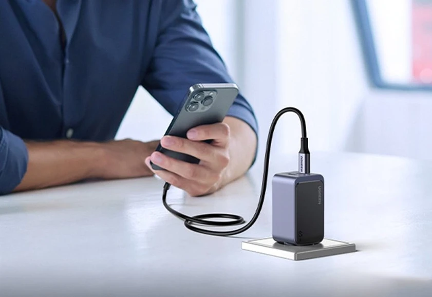Ugreen Nexode Air įkroviklis naudojamas su išmaniuoju telefonu