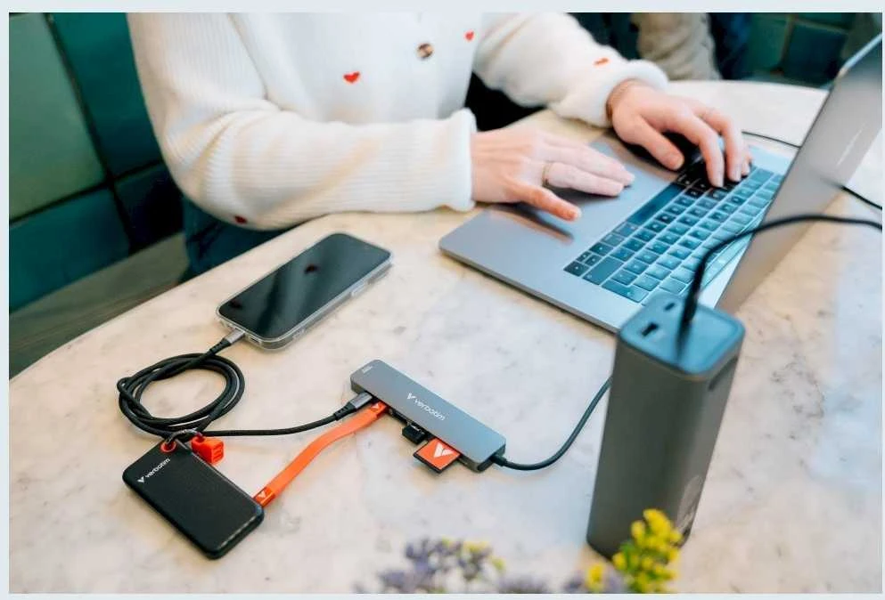 Verbatim Charge 'n' Go išorinė baterija, 27000mAh, 2× USB-C PD 3.1 140W + USB-A QC 3.0 18W, Pilkas
