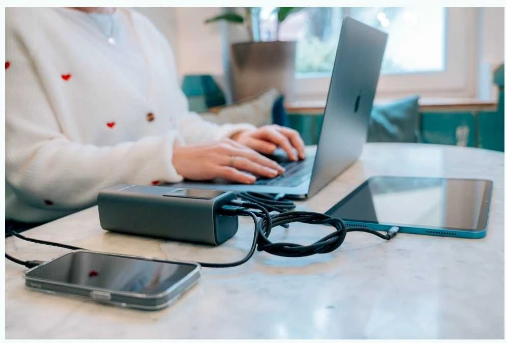 Verbatim Charge 'n' Go išorinė baterija, 27000mAh, 2× USB-C PD 3.1 140W + USB-A QC 3.0 18W, Pilkas