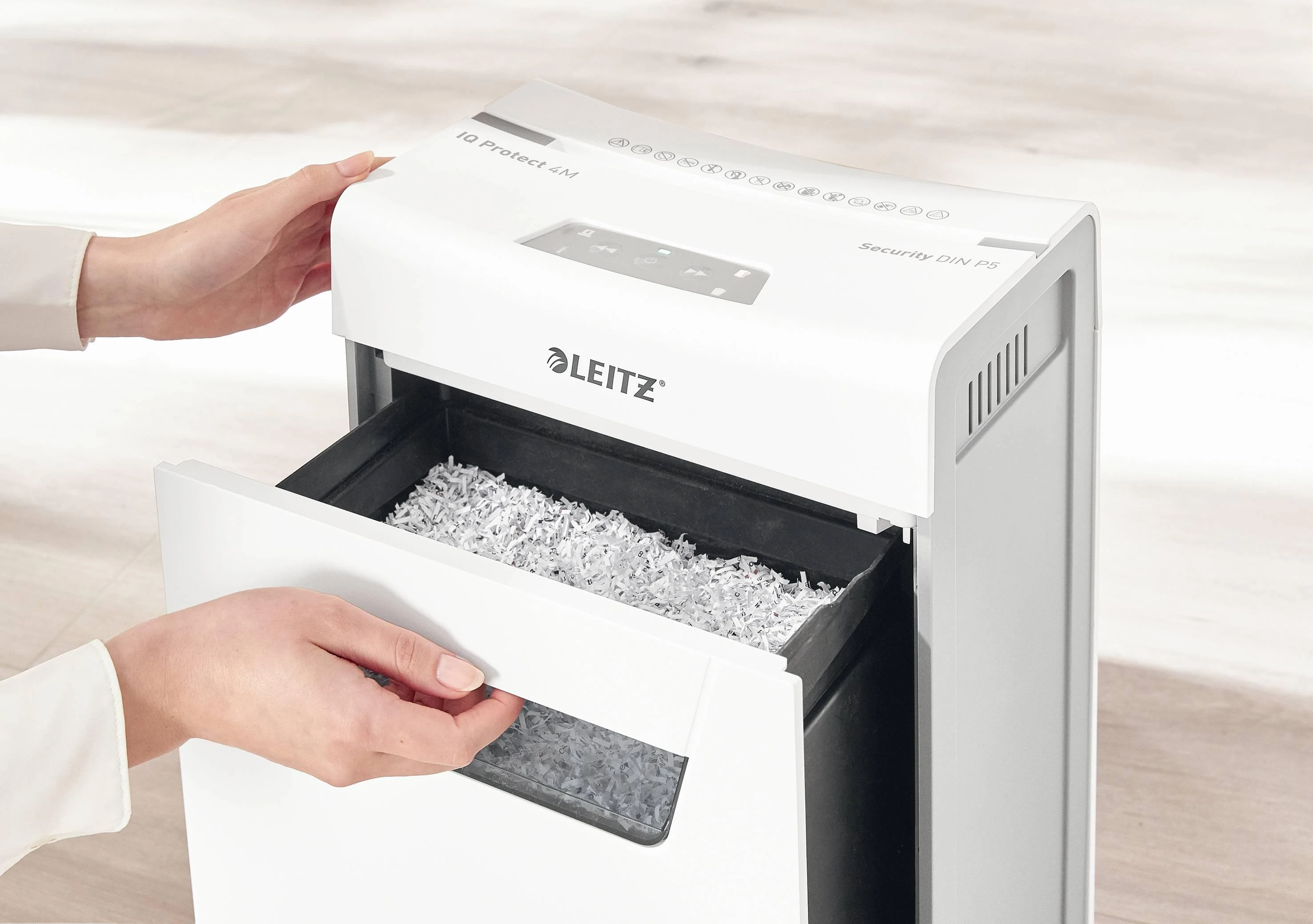 Leitz IQ Protect popieriaus smulkintuvas su atidarytu stalčiumi
