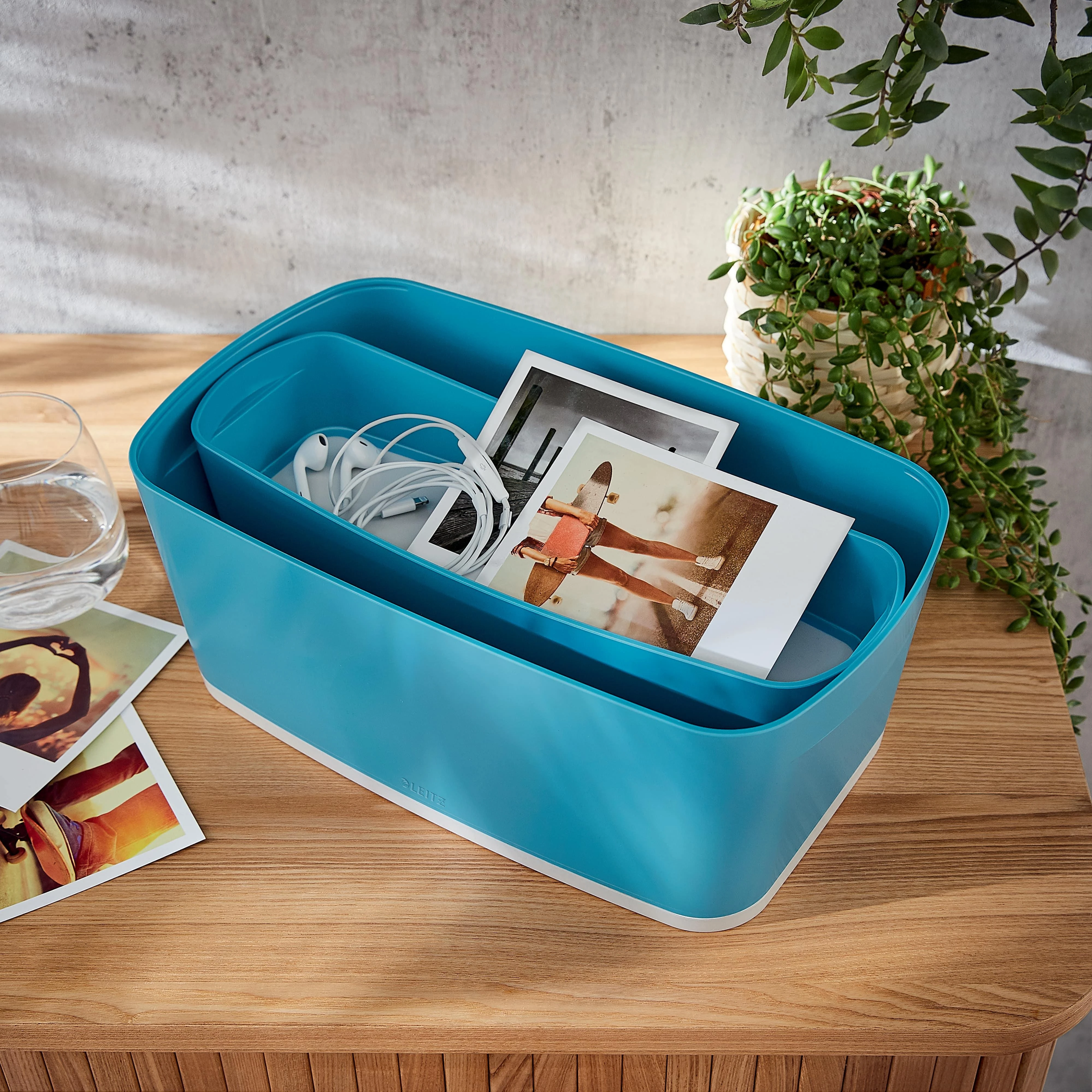 Mėlyna Leitz MyBox daiktadėžė su nuotraukomis ir ausinėmis