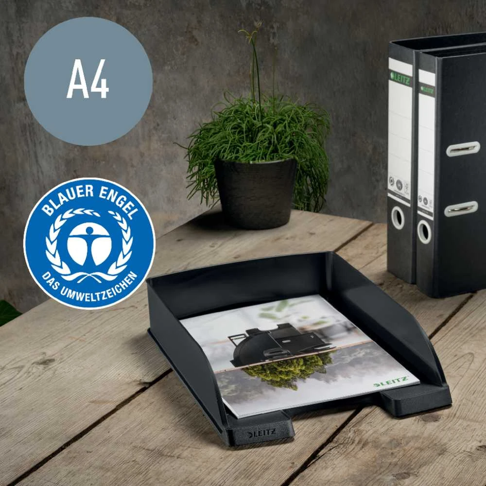 Juodas Leitz Recycle dokumentų padėklas ant darbo stalo