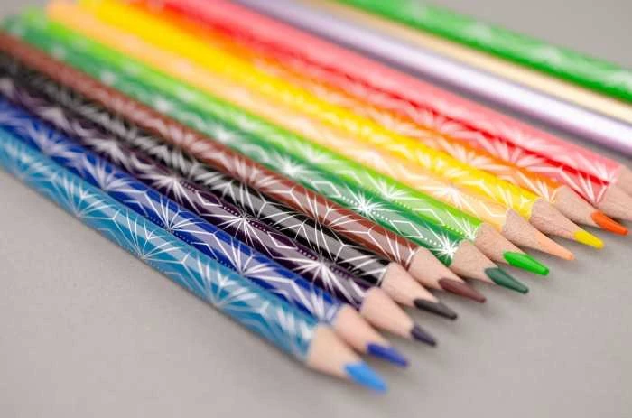 Spalvoti pieštukai KORES KOLORES STYLE, tribriauniai, 3mm, 26 spalvos (6 metalizuotos, 4 pastelinės