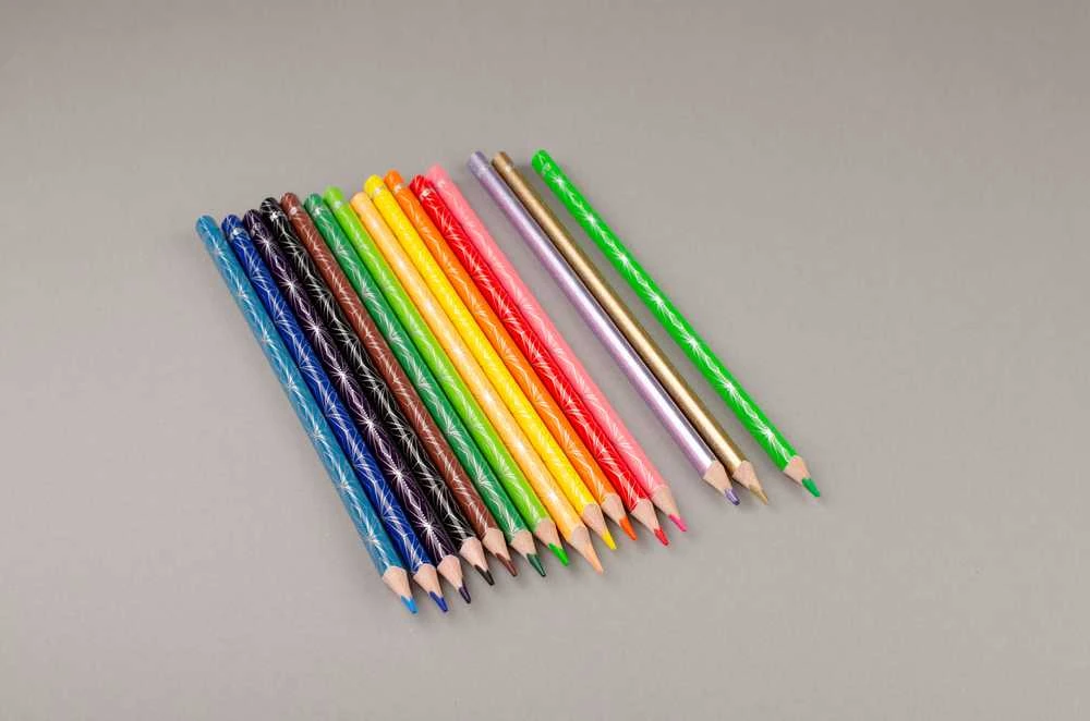 Spalvoti pieštukai KORES KOLORES STYLE, tribriauniai, 3mm, 15 spalvų (2 metalizuotos spalvos ir 1 neoninė)