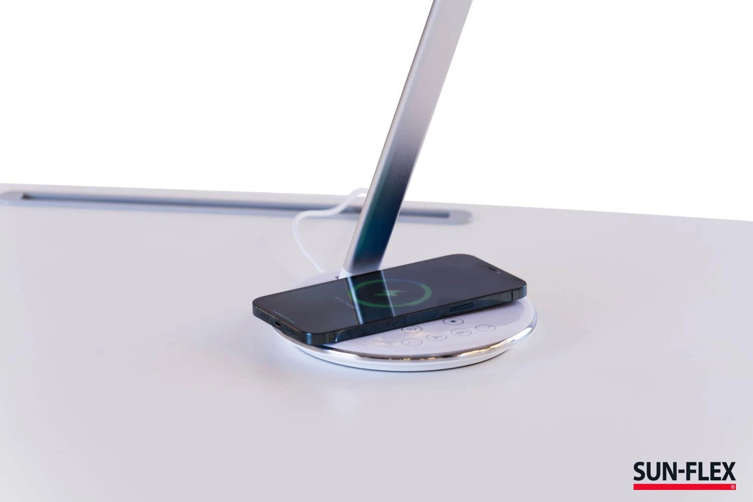 Stalinis šviestuvas SUN-FLEX®QLITE™ su belaidžiu telefonu įkrovikliu, baltas